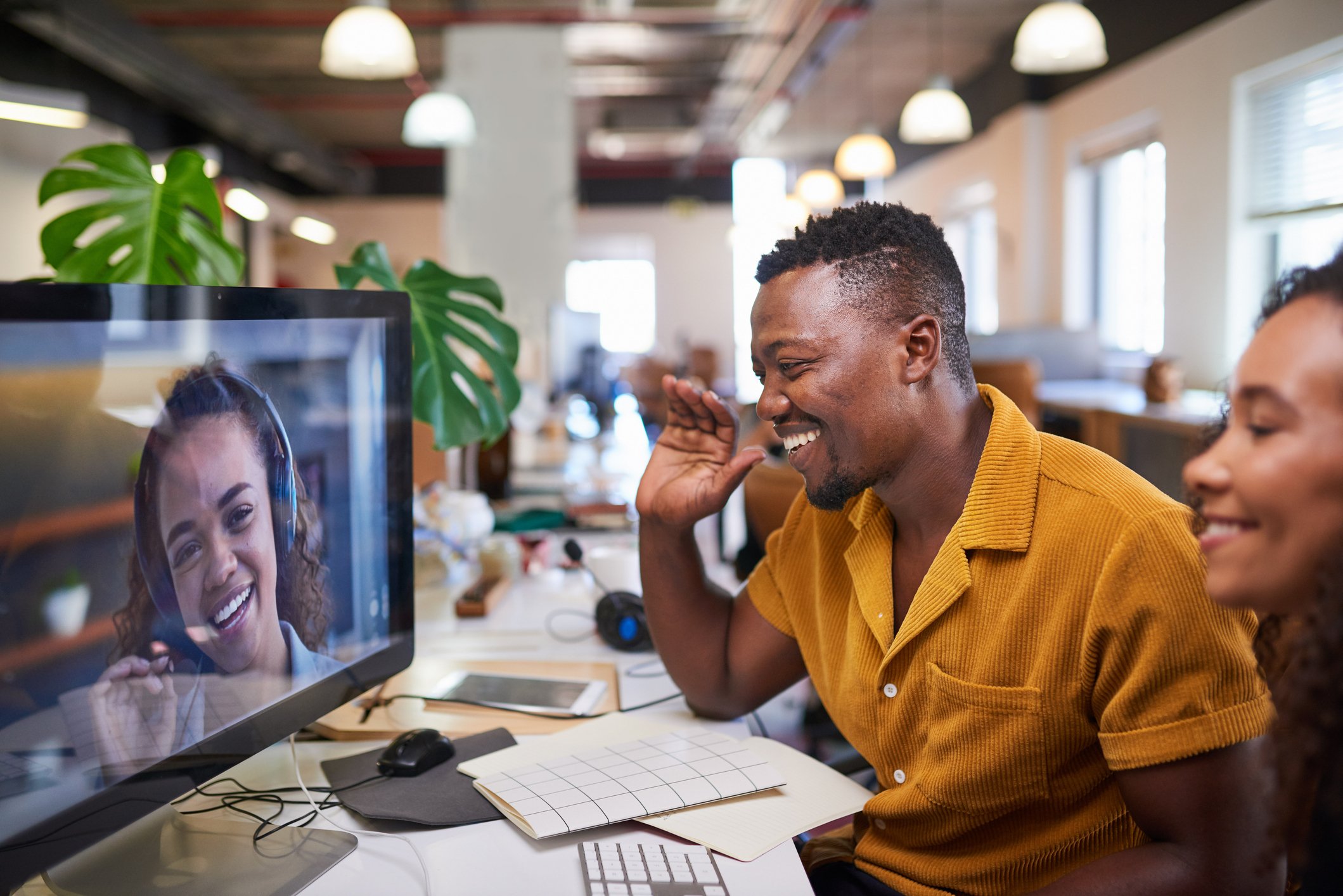 Corporate language training and virtual communication: diverse coworkers engaging in an online language learning session to maximize ROI in the workplace